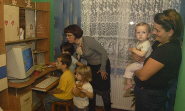 Przekazanie komputera - dom pani Barbary, przy komputerze Monika Koperkiewicz